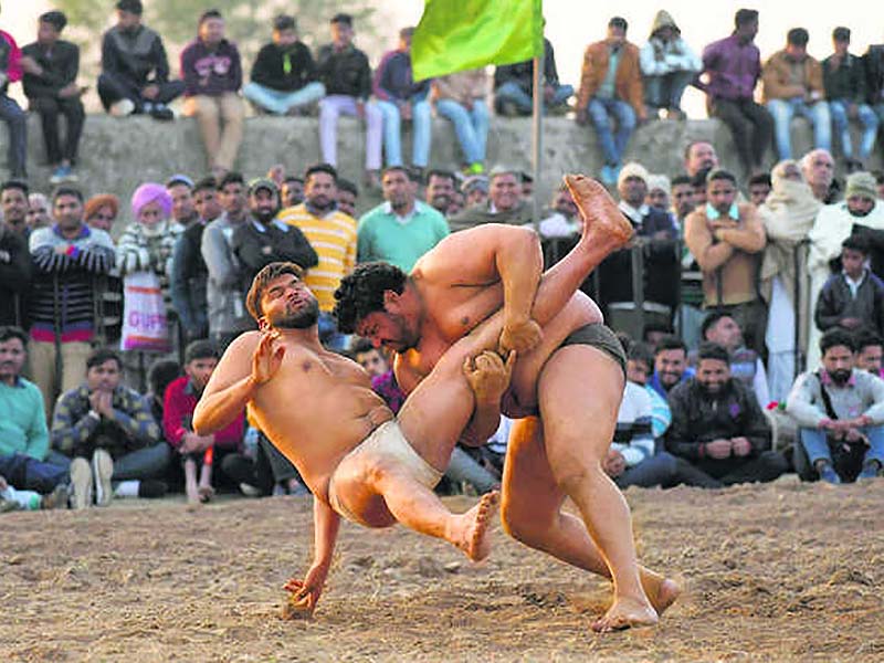 Mud-Wrestling-Tour